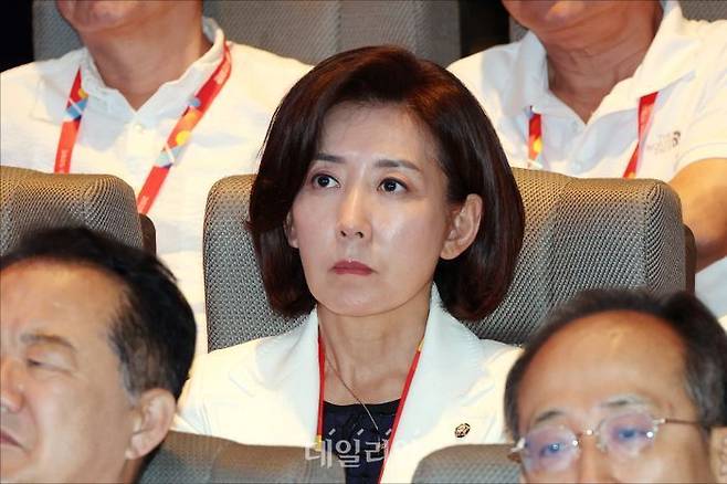 나경원 국민의힘 의원이 지난달 28일 오후 인천 중구 인천국제공항공사 항공교육원에서 열린 2025 국민의힘 국회의원 연찬회에서 특강을 듣고 있다. ⓒ데일리안 홍금표 기자