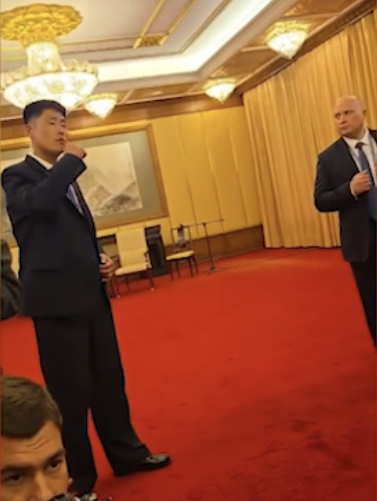 공조 장치 앞에서 실랑이가 길어지자, 북한과 러시아 측 수행원들이 거리를 두고 신경전을 벌이는 모습. 텔레그램 캡쳐