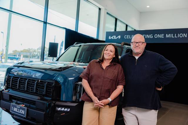 기아는 3일(현지시간) 호주 북동부에 위치한 퀸즈랜드 모토라마 딜러사에서, 데니스 피콜리 최고운영책임자, 기아호주 브랜드 앰버서더인 패트릭 래프터와 100만번째 차량 구매 고객인 제임스 앨런도프 등이 참석한 가운데 ‘100만대 판매 달성 기념식’을 진행했다. 사진은 100만번째 차량 구매 고객인 안드레아 앨런도프(왼쪽), 제임스 앨런도프 부부. 기아 제공
