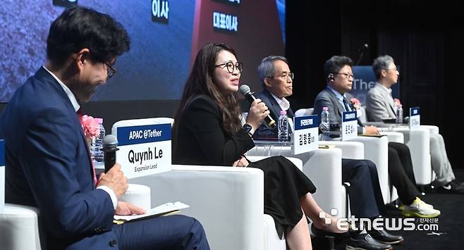 The COIN 2025 행사가 웹3.0포럼 주최, 전자신문 주관으로 3일 서울 서초구 엘타워에서 '스테이블코인이 만드는 글로벌 디지털 경제'를 주제로 열렸다. '스테이블코인, 기회와 도전'을 주제로 패널토론이 진행되고 있다. 왼쪽부터 박수용 웹3.0 포럼 의장, 콴 리 테더 아태지역 확장 총괄, 김형중 한국핀테크학회장, 윤민섭 디지털소비자연구원 이사, 정구태 인피닛블록 대표.