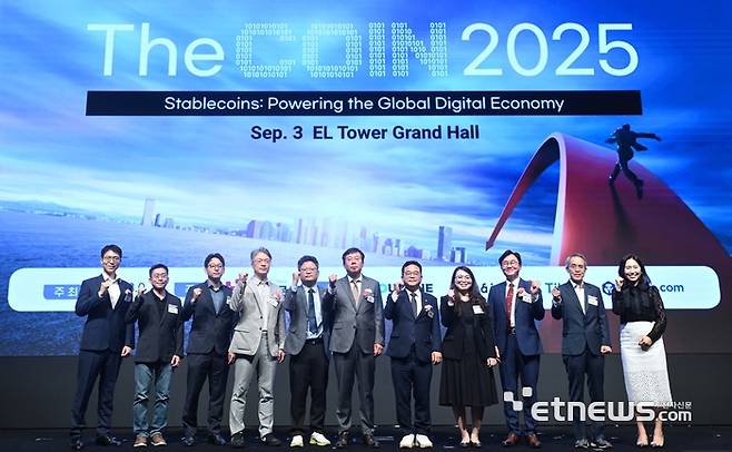 The COIN 2025 행사가 웹3.0포럼 주최, 전자신문 주관으로 3일 서울 서초구 엘타워에서 '스테이블코인이 만드는 글로벌 디지털 경제'를 주제로 열렸다. 주요 참석자들이 기념촬영 하고 있다. 왼쪽부터 서창훈 비바리퍼블리카 이사, 서상민 카이아 재단 의장, 제이스 최(Jace Choi) 테더 아태지역 확장 매니저, 정구태 인피닛블록 대표, 윤민섭 디지털소비자연구원 이사, 강병준 전자신문 대표, 민병덕 더불어민주당 국회의원, 콴 리 테더 아태지역 확장 총괄, 박수용 웹3.0 포럼 의장, 김형중 한국핀테크학회장, 박혜진 웹3.0포럼 운영위원장. 박지호기자 jihopress@etnews.com