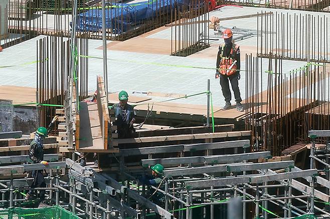 서울 시내 신축 아파트 시공 현장에서 건설노동자들이 작업을 하고 있다. 2025.4.30 (ⓒ뉴스1, 무단 전재-재배포 금지)