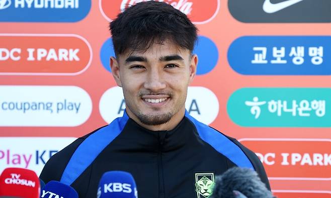 옌스 카스트로프가 4일(한국시각) 열린 축구대표팀 훈련에 앞서 인터뷰하고 있다. 뉴욕/연합뉴스