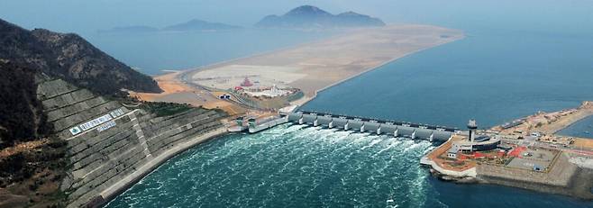 새만금 배수갑문 모습. 새만금개발청 누리집 갈무리