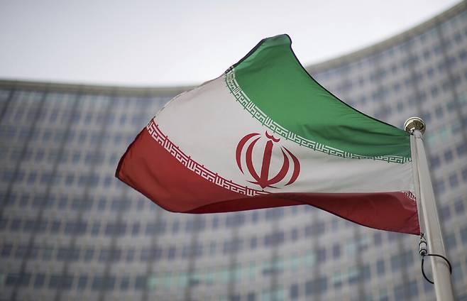 오스트리아 빈에 있는 국제원자력기구(IAEA) 건물 앞에서 이란 국기가 바람에 나부끼고 있다. AP 연합뉴스