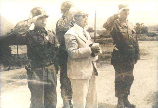 1952년 10월 이승만 대통령과 제임스 밴플리트 미8군사령관이 백마고지 전투의 국군9사단을 방문한 모습. 세종시