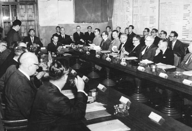 제임스 밴플리트 장군이 한국에 투자하고자 하는 미국 기업인들을 데리고 방문해 한국 정부 관계자와 회의를 하고 있다. 한국일보 자료사진