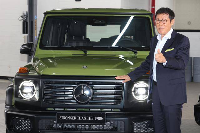 차범근 전 국가대표팀 감독이 4일 오전 서울 서초구 HS효성더클래스 메르세데스 벤츠 방배 서비스센터에서 열린 G-클래스 스트롱거 댄 더 1980 에디션 출시 기념행사에 참석해 포즈를 취하고 있다. 뉴스1