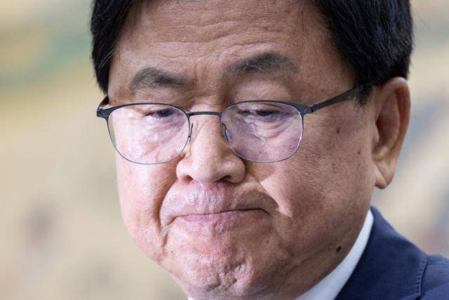 최교진 부총리 겸 교육부 장관 후보자가 2일 서울 여의도 국회 교육위원회에서 열린 인사청문회에 출석해 굳은 표정을 짓고 있다. 뉴스1