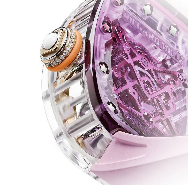 골드와 다이아몬드 등 여러 소재를 함께 사용해 입체적 구조로 완성한 크라운. 사진 리차드 밀