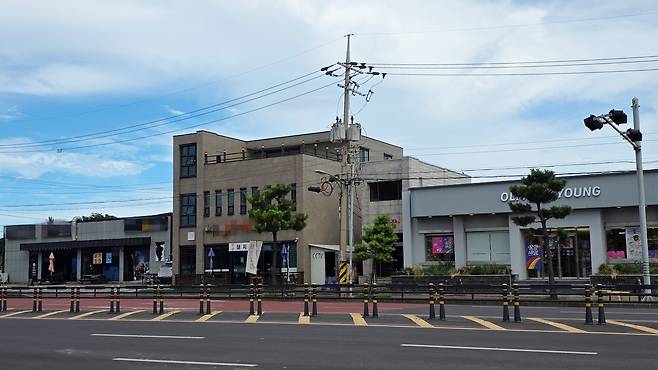 화장실 문제가 불거진 올리브영 제주세화점 매장과 인근 상가. 일대 다른 점포는 '상가 임대'가 붙어 있는 공실이다.