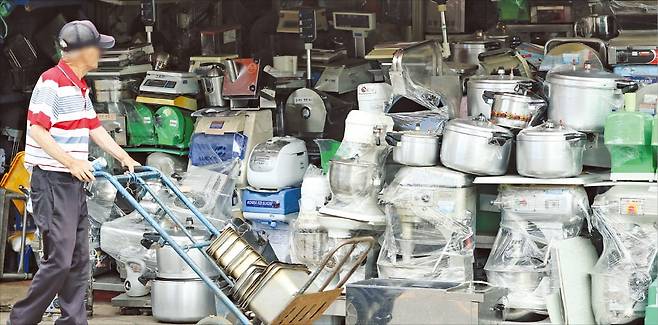 < 빼곡한 중고 집기들 > 지난달 29일 서울 황학동 주방가구 거리에 폐업 식당에서 나온 중고 집기와 가전이 빼곡히 진열돼 있다. 폐업 업소의 주방용품으로 가득찬 황학동 거리의 모습은 서울 자영업 불황을 상징적으로 보여준다. /최혁 기자