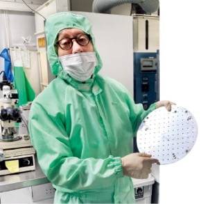 김범준 도쿄대 교수가 웨이퍼를 들고 첨단생산기술에 관해 설명하고 있다. /김인엽 기자