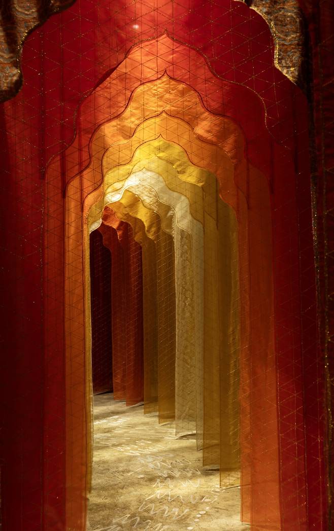 특별전 '현대 트랜스로컬 시리즈 : 엮음과 짜임'을 장식한 유정혜 작가의 작품. 사진=청주공예비엔날레