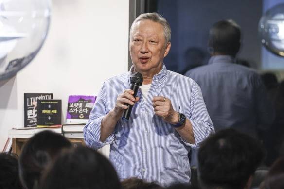 박용만 전 대한상의 회장이 3일 북콘서트 참석자들의 질의에 답하고 있다. 임형택 기자