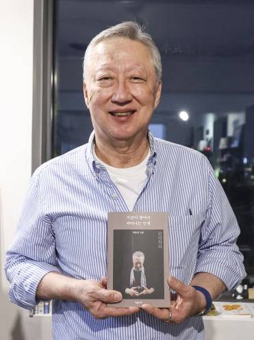 박용만 전 대한상공회의소 회장이 그의 두 번째 저서 <지금이 쌓여서 피어나는 인생>을 출간했다. 지난 3일 북콘서트에서 박 전 회장이 책을 들어보이고 있다. 임형택 기자