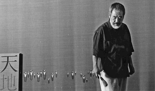 붓을 든 2000년대의 김창열 작가. /갤러리현대 제공