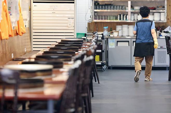 서울 중구 명동의 한 식당이 낮 시간대 한산한 모습을 보이고 있다. 2025.6.12/뉴스1