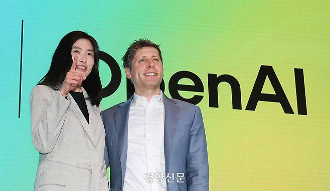 정신아 카카오 대표와 샘 올트먼 오픈AI 최고경영자(CEO)가 지난 2월4일 서울 중구 더 플라자 호텔에서 열린 기자간담회에서 기념촬영을 하고 있다. 권도현 기자