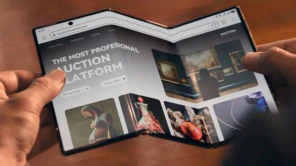 화웨이가 세계 최초로 내놓은 3단 접이식 스마트폰 ‘메이트 XT’. 화웨이 제공