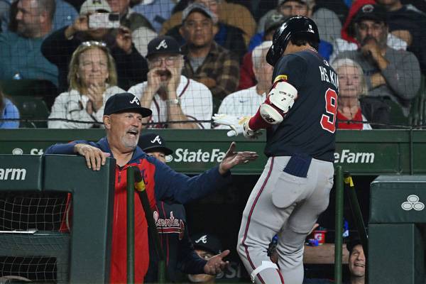 브라이언 스닛커 감독이 김하성을 반기고 있다. 사진= Getty Images/AFP= 연합뉴스 제공