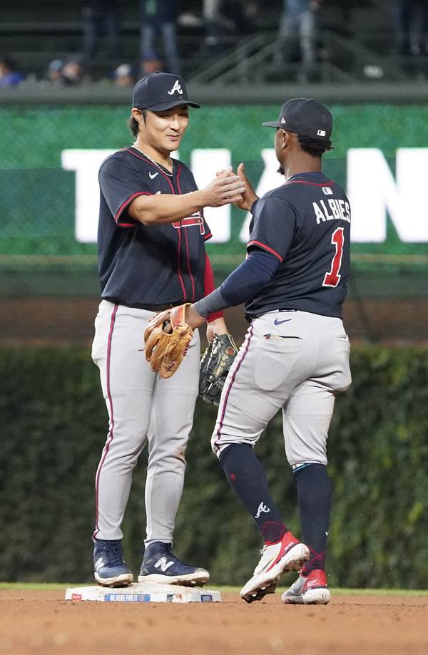 김하성과 오지 알비스가 경기가 끝난 뒤 악수를 나누고 있다. 사진= David Banks-Imagn Images= 연합뉴스 제공