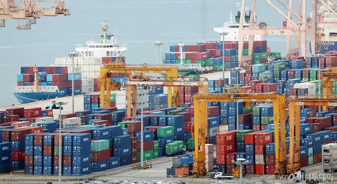 (평택=뉴스1) 김영운 기자 = 도널드 트럼프 미국 대통령이 25일(현지시간) 한미 정상회담에서 한국 측이 무역 협상에 일부 문제를 제기했지만 원래 합의한 대로 계약을 체결할 것이라고 밝혔다. 한미 양국은 지난달 미국의 상호관세를 15%로 낮추고 한국이 미국에 3500억 달러(약 487조 원)를 투자한다는 내용의 무역 합의를 맺었다. 사진은 26일 경기 평택시 포승읍 평택항에 수출용 컨테이너들이 쌓여있는 모습. 2025.8.26/뉴스1 Copyright (C) 뉴스1. All rights reserved. 무단 전재 및 재배포, AI학습 이용 금지. /사진=(평택=뉴스1) 김영운 기자