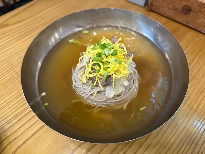 '잘빠진메밀'은 이름처럼 메밀을 중심으로 선보이는 한식 전문점으로 100% 메밀로 만든 막국수가 대표 메뉴다./사진=다이어리알