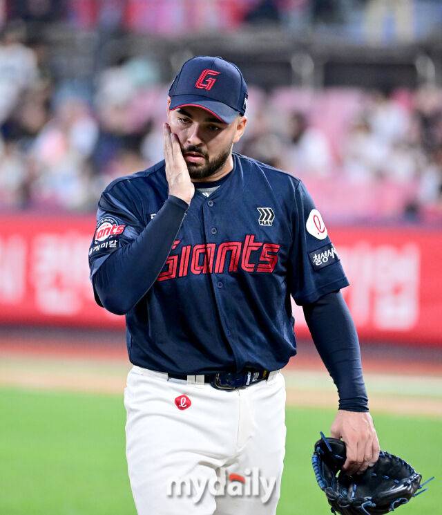 2025년 9월 3일 오후 경기도 수원KT위즈파크에서 열린 '2025 신한 SOL뱅크 KBO 리그' 롯데 자이언츠와 KT 위즈의 경기. 롯데 선발투수 감보아가 1회말 3실점 한 뒤 당황하고 있다./수원=유진형 기자