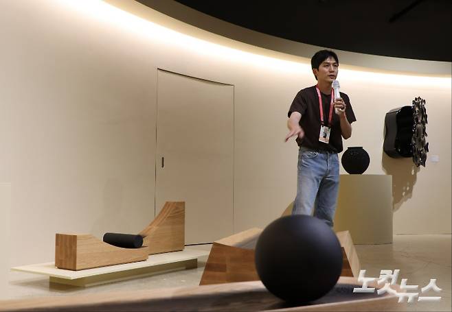 청주국제공예공모전에서 대상을 수상한 이시평 작가가 자신의 작품 '일지'를 설명하고 있다. 임성민 기자