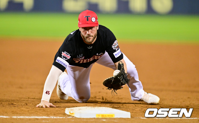 1루수로 타구를 처리하고 있는 위즈덤./OSEN DB