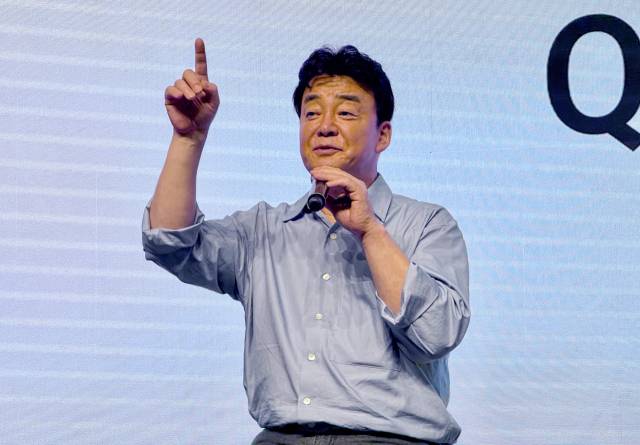 백종원 더본코리아 대표가 3일 서울 신라호텔에서 열린 'TBK(The Born Korea·더본코리아) 글로벌 기업간 거래(B2B) 소스 론칭 시연회'에서 발언하고 있다. 연합뉴스