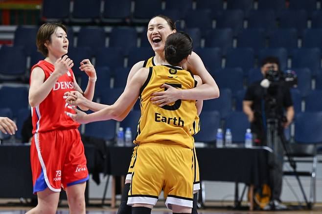 청주 KB 스타즈 강이슬이 4일 부산 사직실내체육관에서 열린 2025 BNK금융 박신자컵 B조 조별예선 마지막 경기에서 덴소를 꺾고 기뻐하고 있다. /사진=WKBL 제공