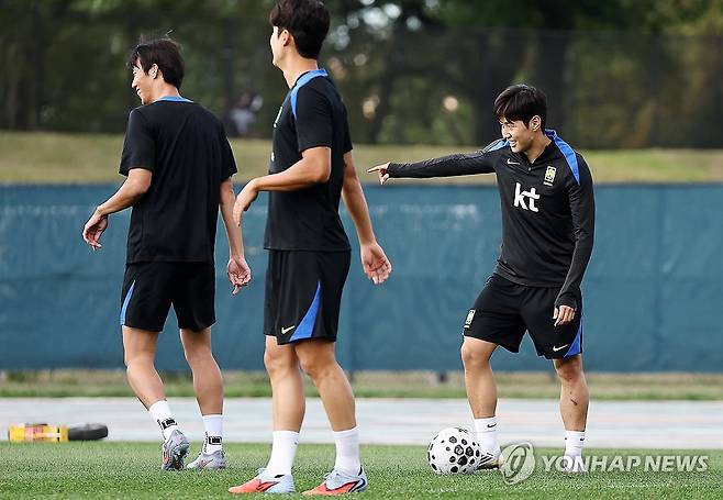 훈련하는 이강인 (뉴욕=연합뉴스) 윤동진 기자 = 2일(현지시간) 미국 뉴욕주 아이칸 스타디움에서 열린 한국 축구 대표팀 훈련에서 이강인이 밝은 표정으로 훈련에 임하고 있다. 2025.9.3 mon@yna.co.kr