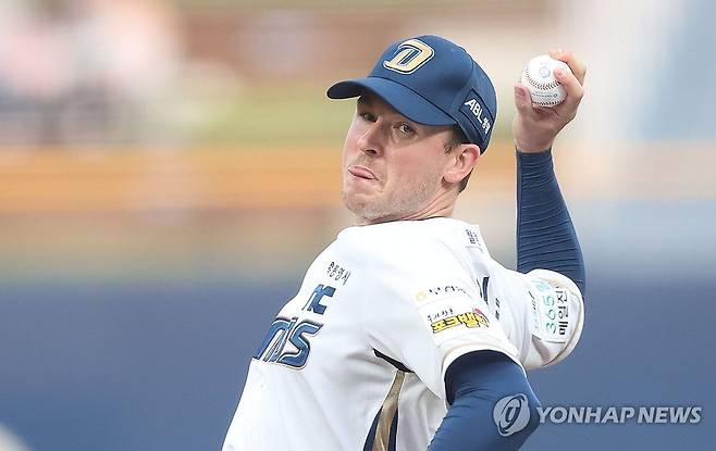 NC 라일리 톰슨 역투 (창원=연합뉴스) 김동민 기자 = 30일 경남 창원NC파크에서 열린 프로야구 2025 신한 SOL 뱅크 KBO리그 한화이글스와 NC다이노스 경기. 1회 초 NC 선발 라일리 톰슨이 역투하고 있다.
NC다이노스 홈구장인 창원NC파크에서의 경기는 구조물 낙하 사망 사고 이후 62일이다. 2025.5.30 image@yna.co.kr