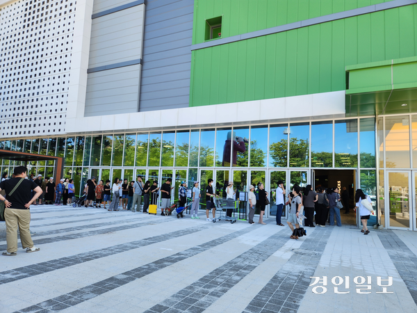 5일 오전 9시 50분께 인천 남동구 트레이더스 구월점 입구에 ‘오픈런’ 대기줄이 길게 늘어서 있다. 2025.9.5 /유진주기자 yoopeearl@kyeongin.com