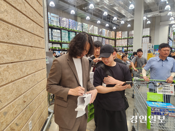 5일 오전 10시 20분께 인천 남동구 트레이더스 구월점에서 판매한 ‘김창수 위스키 구월’ 상품을 구매한 고객이 김창수 대표에게 사인을 받고 있다. 2025.9.5 /유진주기자 yoopearl@kyeongin.com