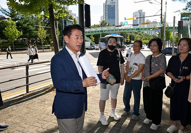 김동근 시장이 9월 3일 금오육교(금오동 107-1 일원) 앞 횡단보도 설치 현장 점검한 뒤 주민들과 소통하고 있다. 사진=의정부시