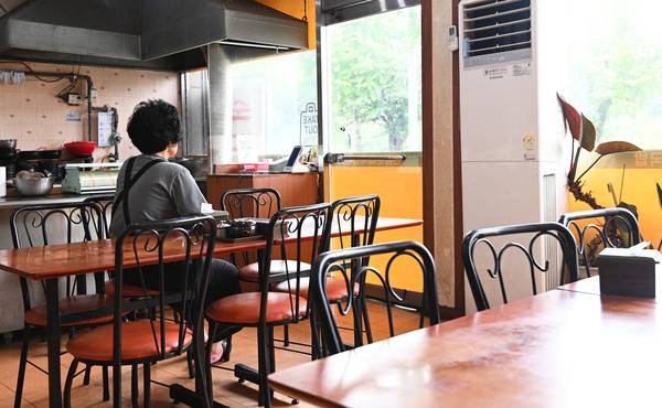 자영업자의 경영 상황 악화가 작년에 비해 심해지고 최저임금 인상률 노·사 줄다리기가 시작된 가운데 26일 대전 유성구 한 음식점에서 업주가 손님을 애타게 기다리고 있다. 김주형 기자 kjh2667_@cctoday.co.kr