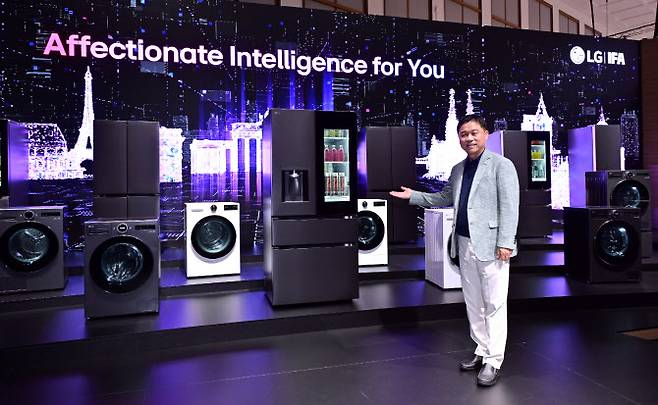 류재철 LG전자 HS사업본부장이 독일 베를린 IFA 2025 LG전자 부스에서 AI홈 허브 ‘씽큐 온’과 가전들이 서로 연결되며 고객의 일상을 업그레이드 하는 ‘LG AI홈’을 설명하고 있다.(사진=LG전자)