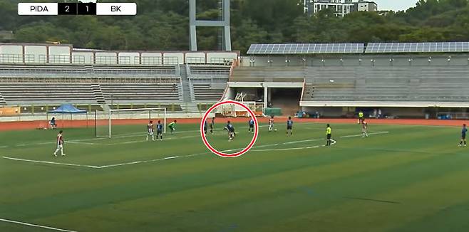 FC 피다와 FC BK의 서울시민리그 경기 장면. FC BK 소속 A 씨가 상대 선수의 뒤통수를 팔꿈치로 가격하고 있다. 사진=유소년스포츠TV 캡처