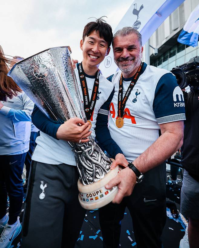 유로파리그 우승컵을 든 손흥민(완쪽)과 엔지 포스테코글루 감독