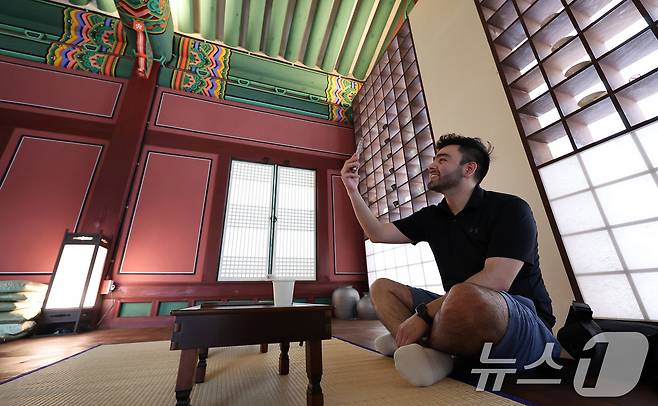 서울 종로구 창덕궁 약방을 찾은 외국인 관광객이 차를 마시며 휴식을 취하고 있다. 2025.7.30/뉴스1 ⓒ News1 김성진 기자