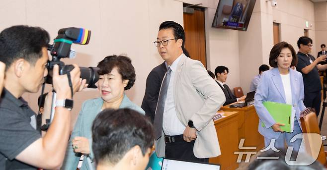 5일 서울 여의도 국회에서 열린 제429회 국회(정기회) 법제사법위원회 검찰 개혁 입법청문회에서 곽규택, 조배숙, 나경원 국민의힘 의원들이 증인채택 등에 반발해 자리를 떠나고 있다. 2025.9.5/뉴스1 ⓒ News1 이승배 기자