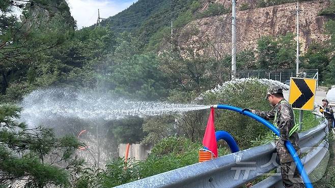 행정안전부는 강원도 강릉 가뭄에 대응하기 위해 4일부터 군 물탱크 차량 400대를 본격적으로 투입해 오봉저수지에 급수를 지원하고 있다고 밝혔다. 사진은 군 물탱크를 활용해 오봉저수지에 급수 지원하는 모습. (행안부 제공. 재판매 및 DB 금지) 2025.9.4/뉴스1
