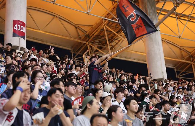 5일 인천 SSG랜더스필드에서 열린 '2025 신한 SOL 뱅크 KBO리그' 롯데 자이언츠와 SSG 랜더스의 경기에서 관중들이 힘찬 응원을 하고 있다. 2025.9.5/뉴스1 ⓒ News1 김성진 기자