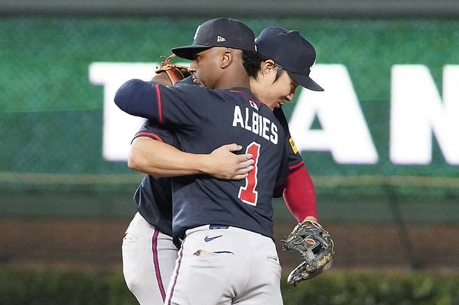 애틀랜타 아지 알비스가 4일(한국시간) 미국 일리노이주 시카고 리글리 필드에서 열린 2025 메이저리그(ML) 시카고 컵스전 승리 후 김하성을 안아주고 있다. 사진 | 시카고=Imagn Images 연합뉴스