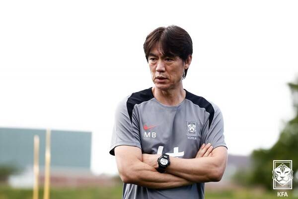 한국 대표팀 홍명보 감독이 2026 북중미 월드컵 대비 소집에 합류해 미국 이칸 스타디움에서 진행되는 훈련 전 선수들에게 지시하고 있다. /사진=대한축구협회