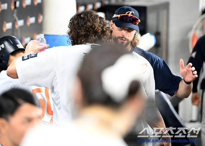 와이스도 폰세의 대기록을 축하