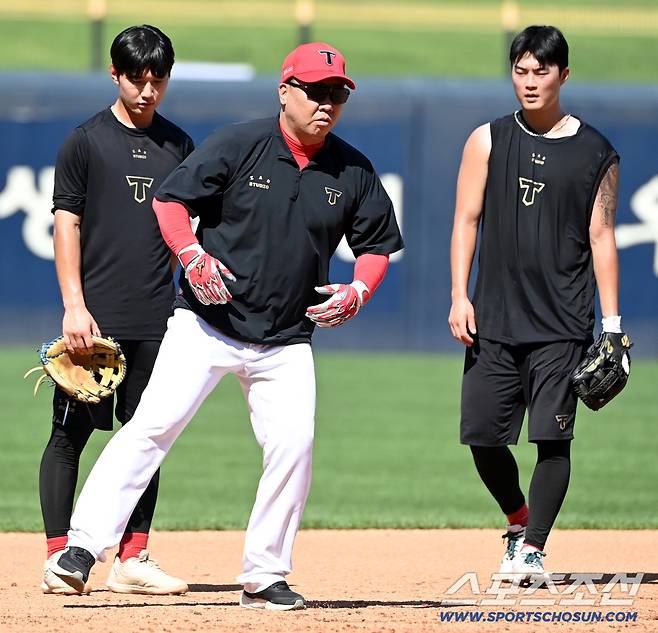 5일 광주KIA챔피언스필드에서 열린 KT와 KIA의 경기, KIA 이범호 감독이 정현창, 박민, 김규성의 수비훈련을 지도하고 있다. 광주=허상욱 기자wook@sportschosun.com/2025.09.05/